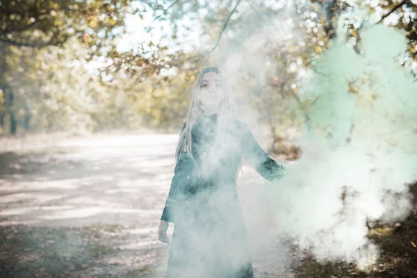 神秘的なハロウィーンパーティーや仮面劇のアイデア 人々の衣装 森の中のシーン — ストック写真