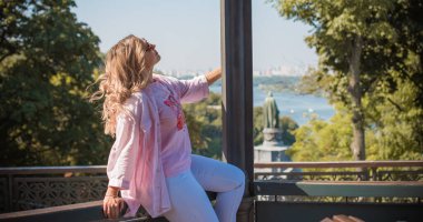 Artı, şehirde Avrupalı ya da Amerikalı güzel bir kadın var, hayatın tadını çıkarıyor, yürüyor. İnsanların hayatı XI boyutunda, mutlu, güzel, güzel bir kadın. Aşırı kilolu kavramı