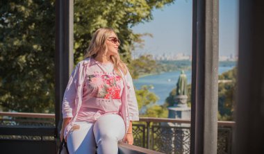 Artı, şehirde Avrupalı ya da Amerikalı güzel bir kadın var, hayatın tadını çıkarıyor, yürüyor. İnsanların hayatı XI boyutunda, mutlu, güzel, güzel bir kadın. Aşırı kilolu kavramı