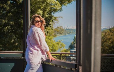 Artı, şehirde Avrupalı ya da Amerikalı güzel bir kadın var, hayatın tadını çıkarıyor, yürüyor. İnsanların hayatı XI boyutunda, mutlu, güzel, güzel bir kadın. Aşırı kilolu kavramı