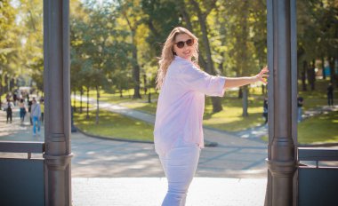 Artı, şehirde Avrupalı ya da Amerikalı güzel bir kadın var, hayatın tadını çıkarıyor, yürüyor. İnsanların hayatı XI boyutunda, mutlu, güzel, güzel bir kadın. Aşırı kilolu kavramı