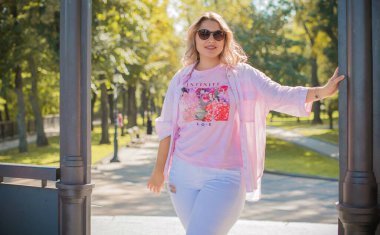 Artı, şehirde Avrupalı ya da Amerikalı güzel bir kadın var, hayatın tadını çıkarıyor, yürüyor. İnsanların hayatı XI boyutunda, mutlu, güzel, güzel bir kadın. Aşırı kilolu kavramı