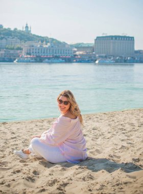 Artı plajda Avrupalı sarışın bir kadın, tatilde, hayatın tadını çıkarıyor, yürüyor. İnsanların hayatı XI boyutunda, mutlu doğal güzel bir bayan. Aşırı kilolu kavramı