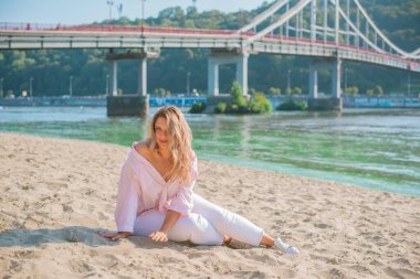 Artı plajda Avrupalı sarışın bir kadın, tatilde, hayatın tadını çıkarıyor, yürüyor. İnsanların hayatı XI boyutunda, mutlu doğal güzel bir bayan. Aşırı kilolu kavramı