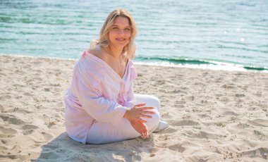 Artı plajda Avrupalı sarışın bir kadın, tatilde, hayatın tadını çıkarıyor, yürüyor. İnsanların hayatı XI boyutunda, mutlu doğal güzel bir bayan. Aşırı kilolu kavramı