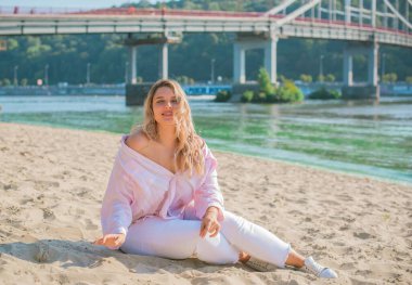 Artı plajda Avrupalı sarışın bir kadın, tatilde, hayatın tadını çıkarıyor, yürüyor. İnsanların hayatı XI boyutunda, mutlu doğal güzel bir bayan. Aşırı kilolu kavramı