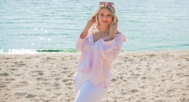 Artı plajda Avrupalı sarışın bir kadın, tatilde, hayatın tadını çıkarıyor, yürüyor. İnsanların hayatı XI boyutunda, mutlu doğal güzel bir bayan. Aşırı kilolu kavramı