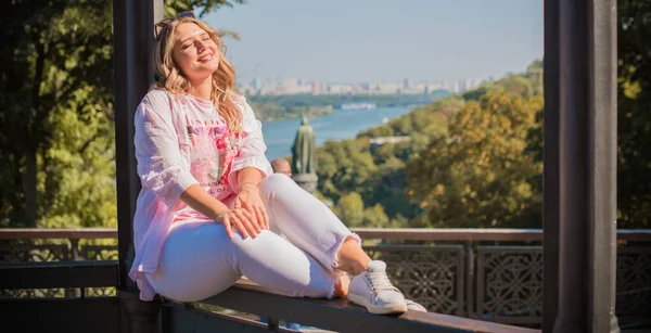 Artı, şehirde Avrupalı ya da Amerikalı güzel bir kadın var, hayatın tadını çıkarıyor, yürüyor. İnsanların hayatı XI boyutunda, mutlu, güzel, güzel bir kadın. Aşırı kilolu kavramı