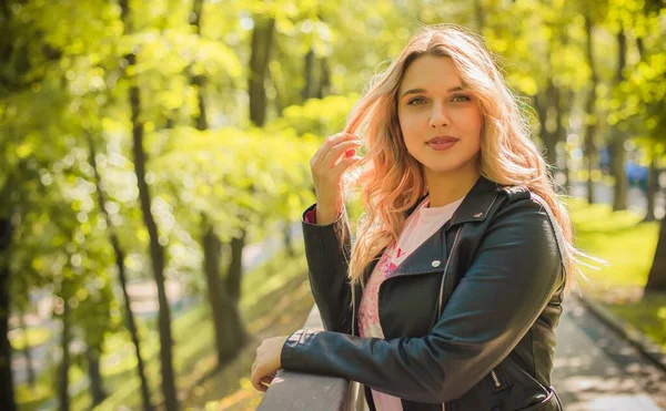 Además Tamaño Europeo Americano Agradable Mujer Ciudad Disfrutar Vida Paseos —  Fotos de Stock