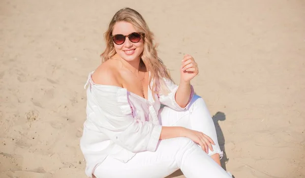 Storlek Europeiska Blonda Kvinna Stranden Semester Njuta Livet Promenader Livet — Stockfoto