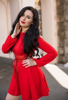 Koyu renk saçlı ve soluk tenli Avrupalı bir kadın, şehirde klasik tarzda, şık bir açık hava portresi.