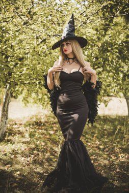 Cadılar Bayramı zamanı, artı büyük boy güzel cadı kutlaması. Kostüm ve parti için fikirler, kadın büyücülüğü