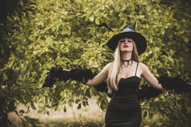 Cadılar Bayramı zamanı, artı büyük boy güzel cadı kutlaması. Kostüm ve parti için fikirler, kadın büyücülüğü