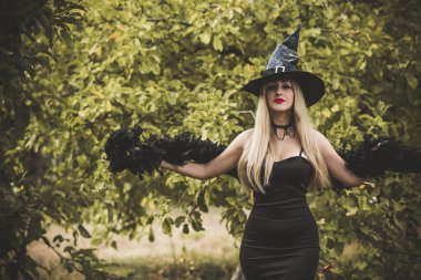 Cadılar Bayramı zamanı, artı büyük boy güzel cadı kutlaması. Kostüm ve parti için fikirler, kadın büyücülüğü