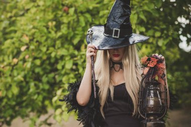 Cadılar Bayramı zamanı, artı büyük boy güzel cadı kutlaması. Kostüm ve parti için fikirler, kadın büyücülüğü