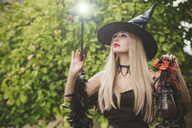 Cadılar Bayramı zamanı, artı büyük boy güzel cadı kutlaması. Kostüm ve parti için fikirler, kadın büyücülüğü