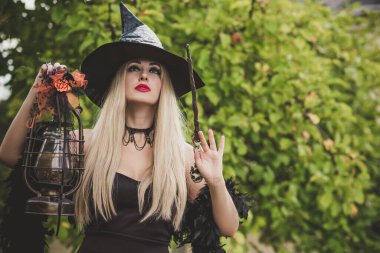 Cadılar Bayramı zamanı, artı büyük boy güzel cadı kutlaması. Kostüm ve parti için fikirler, kadın büyücülüğü