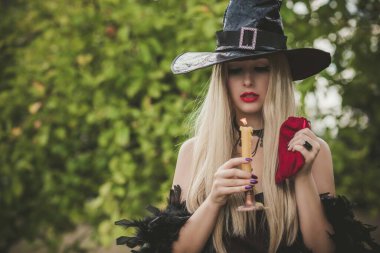 Cadılar Bayramı zamanı, artı büyük boy güzel cadı kutlaması. Kostüm ve parti için fikirler, kadın büyücülüğü