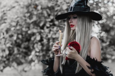 Cadılar Bayramı zamanı, artı büyük boy güzel cadı kutlaması. Kostüm ve parti için fikirler, kadın büyücülüğü