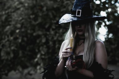 Cadılar Bayramı zamanı, artı büyük boy güzel cadı kutlaması. Kostüm ve parti için fikirler, kadın büyücülüğü