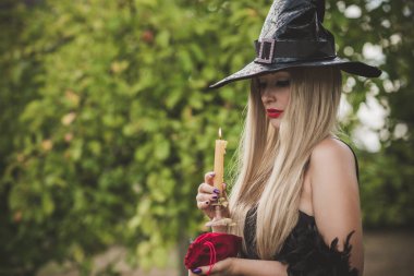 Cadılar Bayramı zamanı, artı büyük boy güzel cadı kutlaması. Kostüm ve parti için fikirler, kadın büyücülüğü