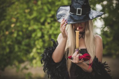 Cadılar Bayramı zamanı, artı büyük boy güzel cadı kutlaması. Kostüm ve parti için fikirler, kadın büyücülüğü