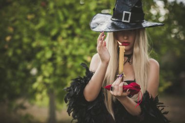 Cadılar Bayramı zamanı, artı büyük boy güzel cadı kutlaması. Kostüm ve parti için fikirler, kadın büyücülüğü