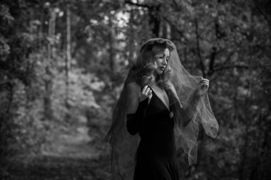 Sihirli zaman, kırmızı peçeli Autumn gelini. Kostüm ve parti için fikirler, kadın büyücülüğü