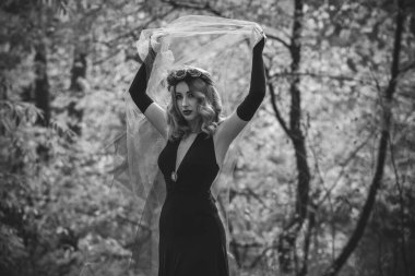 Sihirli zaman, kırmızı peçeli Autumn gelini. Kostüm ve parti için fikirler, kadın büyücülüğü