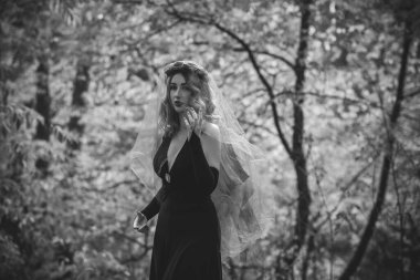 Sihirli zaman, kırmızı peçeli Autumn gelini. Kostüm ve parti için fikirler, kadın büyücülüğü