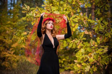 Sihirli zaman, kırmızı peçeli Autumn gelini. Kostüm ve parti için fikirler, kadın büyücülüğü