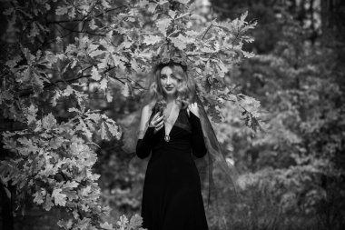 Sihirli zaman, kırmızı peçeli Autumn gelini. Kostüm ve parti için fikirler, kadın büyücülüğü