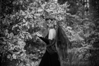 Sihirli zaman, kırmızı peçeli Autumn gelini. Kostüm ve parti için fikirler, kadın büyücülüğü