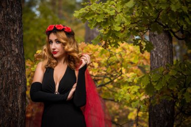 Sihirli zaman, kırmızı peçeli Autumn gelini. Kostüm ve parti için fikirler, kadın büyücülüğü