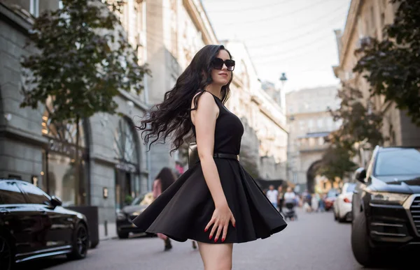 European Woman Dark Hair Pale Skin Vintage Style City Fashionable — Stock Photo, Image