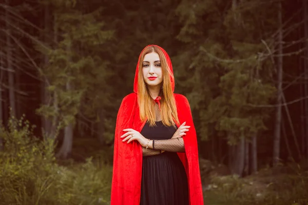 Conceito Halloween Traje Bonito Simples Pequeno Capuz Vermelho Uma Misteriosa — Fotografia de Stock