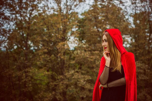 Koncepcja Halloween Piękny Prosty Kostium Małej Czerwonej Maski Tajemnicza Zakapturzona — Zdjęcie stockowe