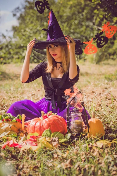 Halloween Ünnep Boszorkány Lady Misztikus Hangulat Egy Tök Szabadban Ünneplik — Stock Fotó