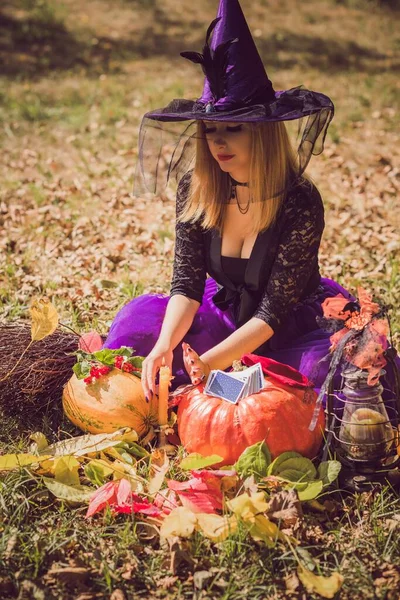 Halloween Dovolená Čarodějnice Lady Mystické Atmosféře Dýní Venku Slavit Podzim — Stock fotografie