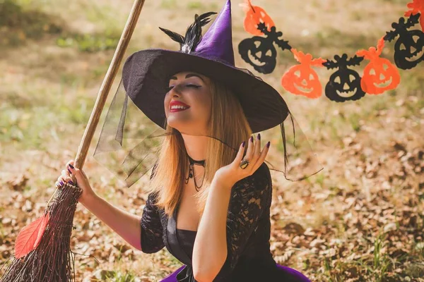 Halloween Dovolená Čarodějnice Lady Mystické Atmosféře Dýní Venku Slavit Podzim — Stock fotografie