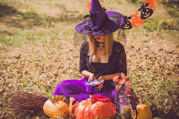 Cadılar Bayramı Cadısı Mistik Atmosferdeki Kadın Balkabağıyla Dışarıda Sonbaharı Kutluyor — Stok fotoğraf