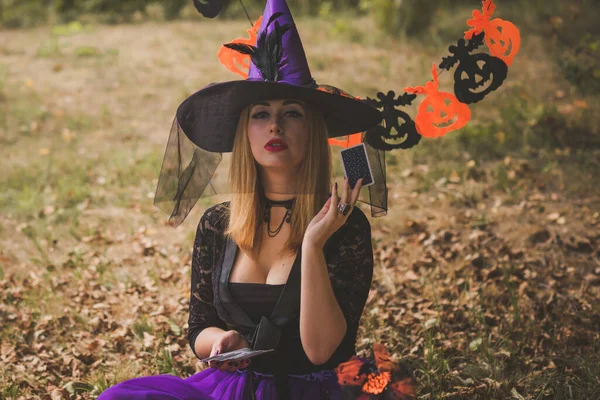 ハロウィンの休日の魔女カボチャの屋外で神秘的な雰囲気の女性は 秋を祝う — ストック写真