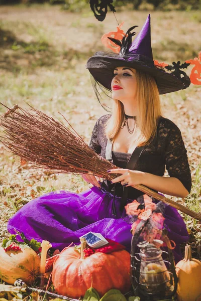 Halloween Dovolená Čarodějnice Lady Mystické Atmosféře Dýní Venku Slavit Podzim — Stock fotografie