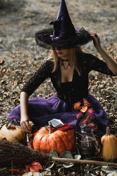 Férias Halloween Bruxa Senhora Atmosfera Mística Com Uma Abóbora Livre — Fotografia de Stock