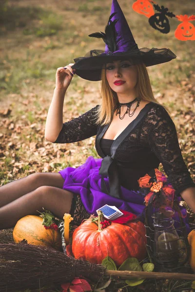 Halloween Ünnep Boszorkány Lady Misztikus Hangulat Egy Tök Szabadban Ünneplik — Stock Fotó