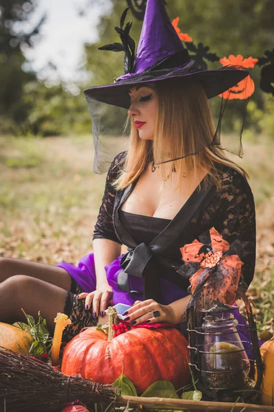 Halloween Dovolená Čarodějnice Lady Mystické Atmosféře Dýní Venku Slavit Podzim — Stock fotografie