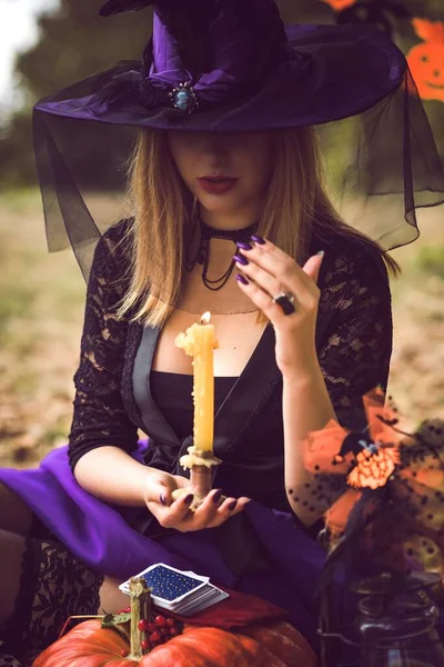 Halloween Ünnep Boszorkány Lady Misztikus Hangulat Egy Tök Szabadban Ünneplik — Stock Fotó