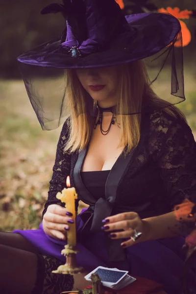 Halloween Ünnep Boszorkány Lady Misztikus Hangulat Egy Tök Szabadban Ünneplik — Stock Fotó