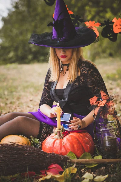 Halloween Sorcière Vacances Dame Dans Une Atmosphère Mystique Avec Une — Photo