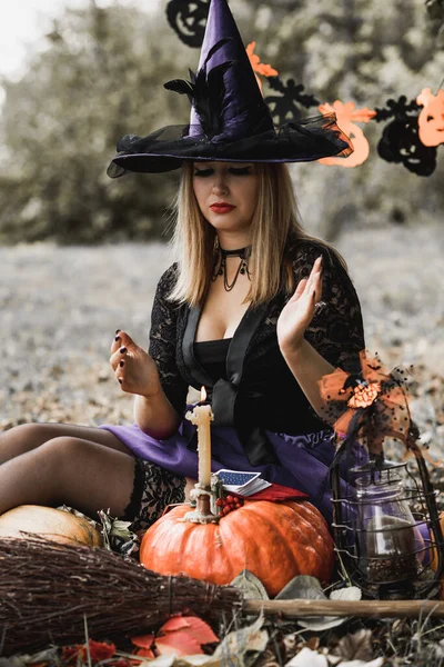 Halloween Dovolená Čarodějnice Lady Mystické Atmosféře Dýní Venku Slavit Podzim — Stock fotografie